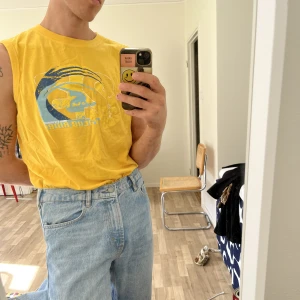 Linne - Gult linne från Tacoma, inköpt vintage i Berlin. Utstrålar y2k.