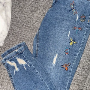 Jeans med fina fjäril - Fick de som present, använd bra men den är i nyskick ändå❤️