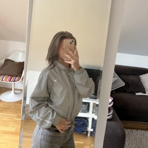 Reflex jacka  - Super cool och unik ”reflex” jacka från Bershka, köpt utomlands! Cool bomber jacka som sitter croppat och snyggt. Helt ok skick (använd ca 3 gånger med reflexen har förstörts väldigt lite). Nypris: ca 400kr. Stick ut i höst med denna! 🍂