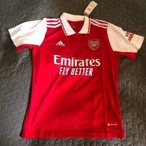 Helt ny Arsenal tröja från Adidas. För mer frågor eller bilder kom dm. Pris ej hugget i 🪨. 