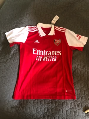 Arsenal Hemma Tröja 22/23 - Helt ny Arsenal tröja från Adidas. För mer frågor eller bilder kom dm. Pris ej hugget i 🪨. 