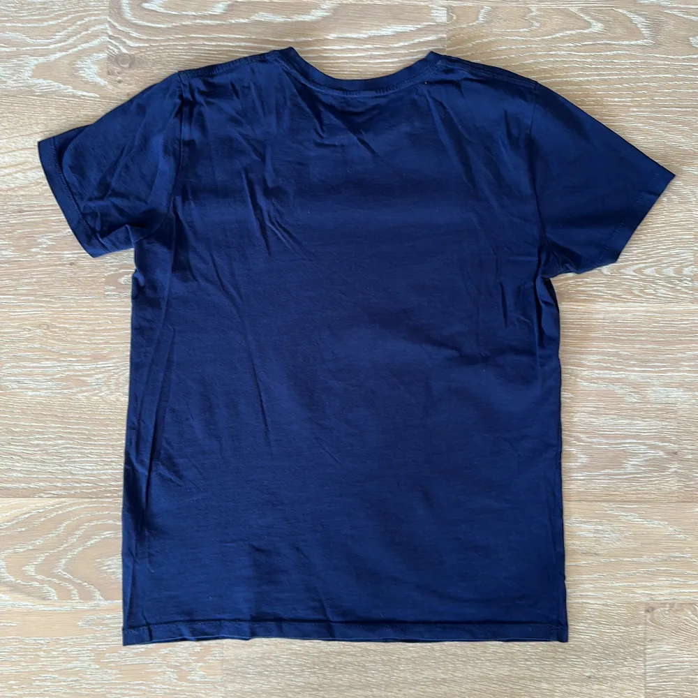 Hej! Säljer denna coola GANT t-shirt som tyvärr inte kommer till användning längre. Den är i perfekt skick och inga hål. Den är lite använd. Plagget är lite skrynkligt :) . T-shirts.