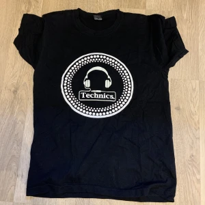 T-shirt technics  - Säljer denna fina t-shirten thecnics. Använd några gånger men i väldigt bra skick.