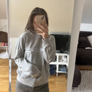 Hoodie - Basic men jätte snygg Tommy Hilfiger hoodie! Passar till allt och såklart äkta. Storlek 164 = Xs. Nyskick! 🫶Nypris: ca 900kr