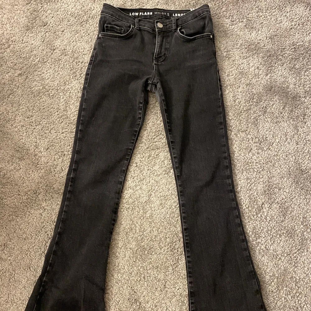 Säljer nu mina low flare jeans ifrån bikbok💕Midja S och längd 31, (är 164) säljer pga att dom inte kommer till användning. Fint skick och dom är lite stretchiga i materialet💕. Jeans & Byxor.