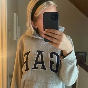 Gap hoodie - Jättefin grå gap godis. Bra skick och bekväm tröja. Stor i storlek dock