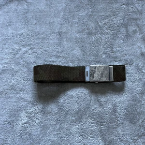 Vintage millitary camo tygbälte - Snyggt camo tygbälte🤙skriv vid intresse eller frågor✌️ glöm inte kolla in min profil och följ för mer kläder😊 pris är oftast diskuterbart