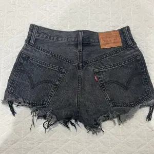 Jättefina jeansshorts från Levi’s🖤🤍 Storlek W24 motsvarar ungefär XS
