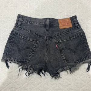 Jeansshorts- Levi’s - Jättefina jeansshorts från Levi’s🖤🤍 Storlek W24 motsvarar ungefär XS