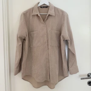 Beige skjorta i manchester - Beige skjorta i manchester från Zara, storlek S. 