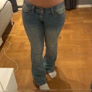 Jätte fina Brandy Melville ”Kylie jeans” som inte finns att köpa längre. Säljer dessa då de är försmå för mig så kommer inte till användning. Har använt de typ 3 gånger. Jag är ca 160cm lång så de är lite långa i benen som man ser💞 Pris kan diskuteras