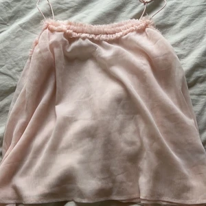 GINA BLUS 💘 - Säljer denna snygga blus från Gina som endast är använd 1 gång💘 den är i ett jätte bra skick och har inga defekter 💘