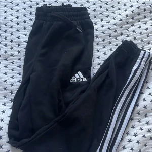 Adidas mjukis - Används bara inte. De sitter super bra på mig som är 165