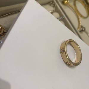 Säljer denna fina Cartier ring, används fåtal gånger annars jättefin.  Fri frakt ingår ej utan man betalar även för frakten.🫶🏼