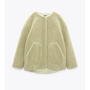 Teddyjacka - Säljer nu denna fina teddyjacka från zara, perfekt nu till hösten!! Den är i så fint skick. Skriv privat för flera bilder eller om du har någon fråga💕