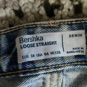 Dessa jeans är lika som de svarta som jag också säljer. Och jag säljer då jeansen inte passar mig. De är lite sliten längst ner, vilket syns på sista bilden.  