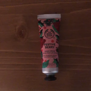 Hand kräm😍 - Öppnad hand kräm från de bodyshop i  lukten Festive berry. Limeted edition från vintern 2020, går inte att köpa längre😍 