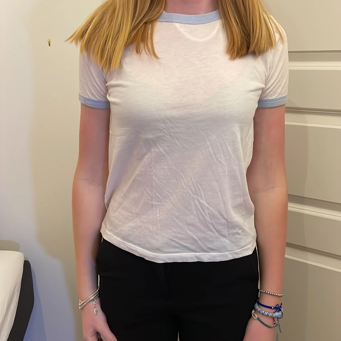 Vit t-shirt med blåa detaljer - 90