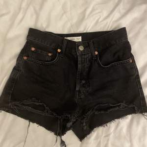 Säljer dessa mörkgråa jeansshorts ifrån Mango i stl 32, köptes sommaren 2022 och säljer då dom är för små på mig!😍