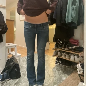 G-star jeans  - As snygga bootcut jeans från g-star! Säljer för att jag har för många jeans 😅😅. Skriv privat för föer bilder 🥰 hittar inte direkt vilken st men de sitter som på bilderna på mej som har 29/32- 36 i andra jeans! 