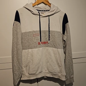 Vit/Grå Fila hoodie i stl. M - En vit och grå hoodie ifrån Fila i storlek M. Varan är i bra skick.