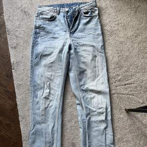 Jeansen är använda ca 3 gånger. Nypris 500kr Extra High straight jeans 