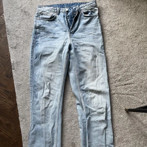 Weekday byxor  - Jeansen är använda ca 3 gånger. Nypris 500kr Extra High straight jeans 