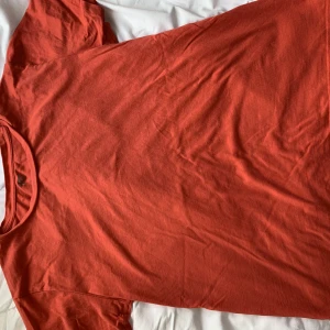 orange/röd tshirt - i bra skick