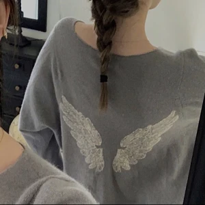 Hunkydory Tröja - Säljer denna så jäkla snygga tröja från Hunkydory. Så unik och cool med vingarna på ryggen❤️‍🔥Tröjan är i superskick förutom att i hals ringen är det några ”defekter” då jag drog ut den lite för det var snyggare men det är inget som märks! Två lånade bilder💕