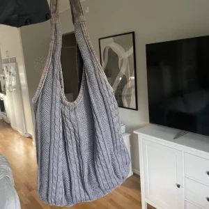 Tygväska  - Supersöt ”kabelstickad” brun/grå väska, perfekt storlek, men kommer tyvärr inte till användning längre - Köparen står för frakten - Inga returer - Betalning via köp direkt 