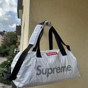 Supreme duffle bag fw17.  Äkta såklart. 100D Cordura laminated ripstop nylon with 3M reflective printed logo. 30Liter.  säljs på stockX för 2500kr i nyskick.  Denna är inte i så bra skick, sliten o lite smutsig på översidan se 3e bilden, därav priset.