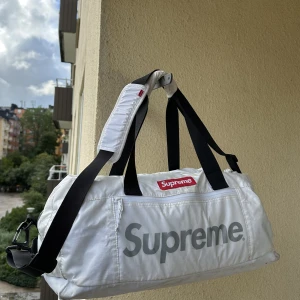 Supreme duffle bag  - Supreme duffle bag fw17.  Äkta såklart. 100D Cordura laminated ripstop nylon with 3M reflective printed logo. 30Liter.  säljs på stockX för 2500kr i nyskick.  Denna är inte i så bra skick, sliten o lite smutsig på översidan se 3e bilden, därav priset.