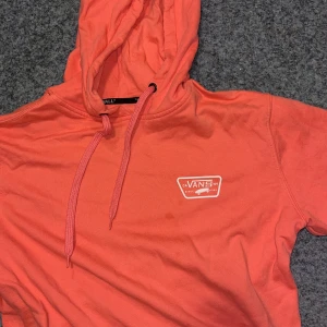 Vans hoodie  - Vans hoodie som aldrig är andvänd 