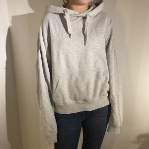 Hoodie - Grå hoodie från Carin wester!! Bra skick💞