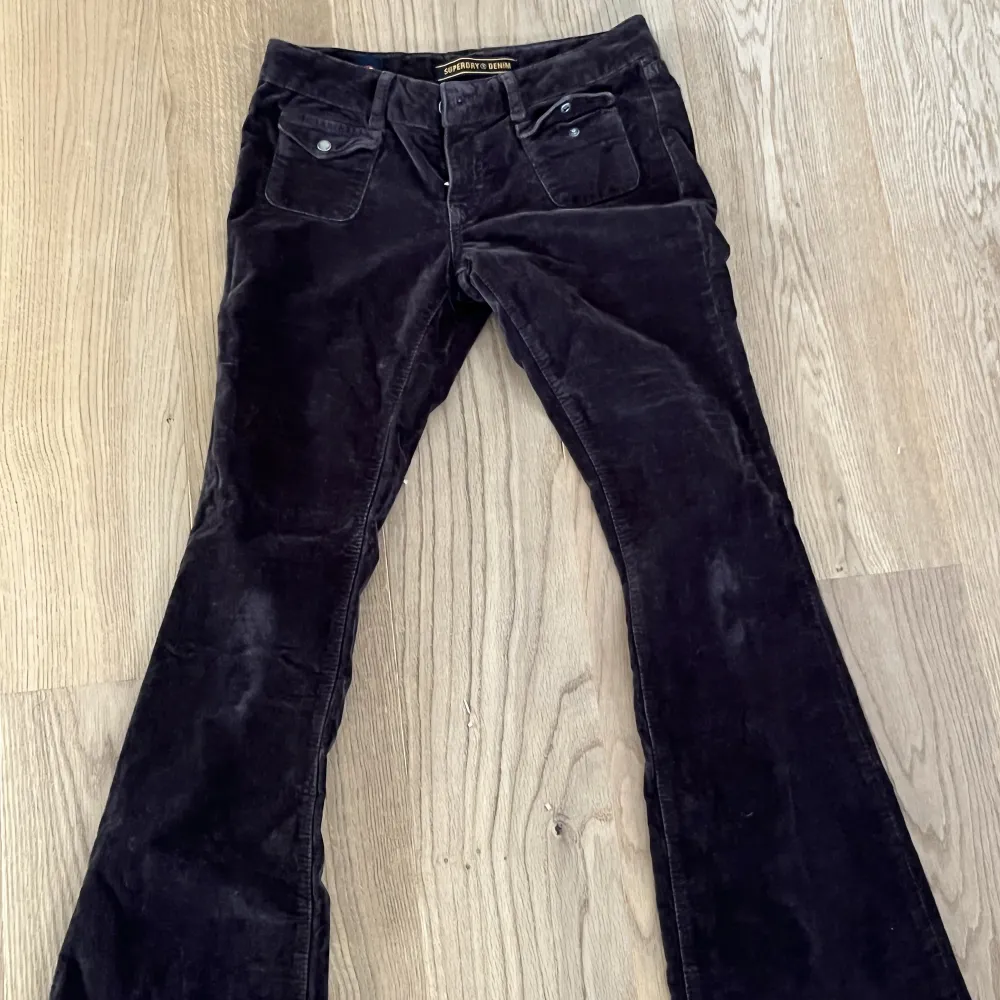 Köpte dessa byxor i ett slags mocka material på Urban outfitters för ca 2 år sedan, men säljer dem då de är för långa för mig som är 162. Skriv för fler frågor! 💗. Jeans & Byxor.