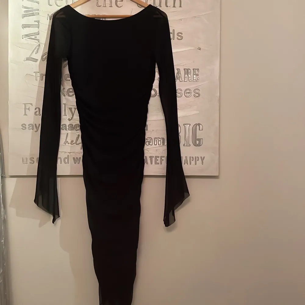 Säljer nu denna OTROLIGA klänning med djup rygg och snygga volanger . Klänningar.