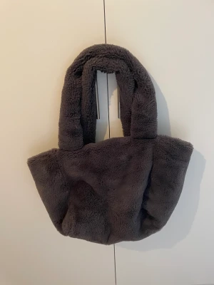Väska  - Grå ”päls” väska från Arket. Perfekt till skola/jobb då den rymmer en laptop. 