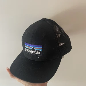 Patagonia keps  - Patagonia keps, knappt använd! Köptes förra året ❤️