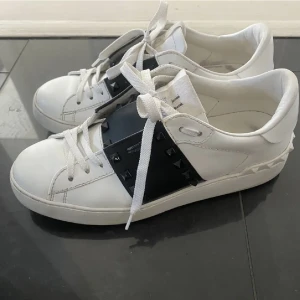 Valentino skor - Funderar på att sälja mina valentino skor i extremt fint skick💗 självfallet äkta, skulle säga att de passar 37-39. Nypris: 8120kr