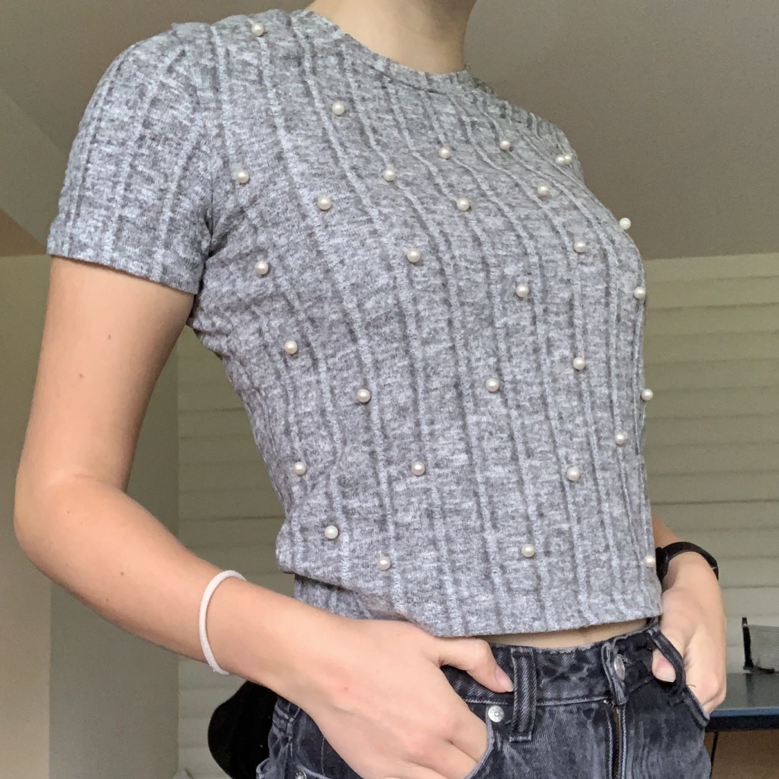 Grå tröja med pärlor