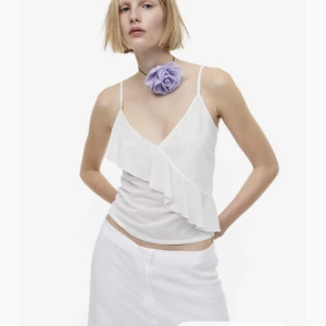 hm volang linne  - jättefint slutsålt volang linne som inte längre går att få tag i. Super trendigt och sött och passar perfekt till en middag eller fest. Basic men ändå unik💓