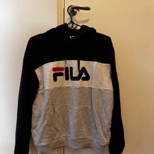 Fin Fila hoodie, den är använd och hel! 💜