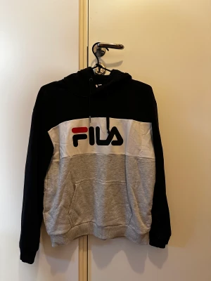 Hoodie - Fin Fila hoodie, den är använd och hel! 💜