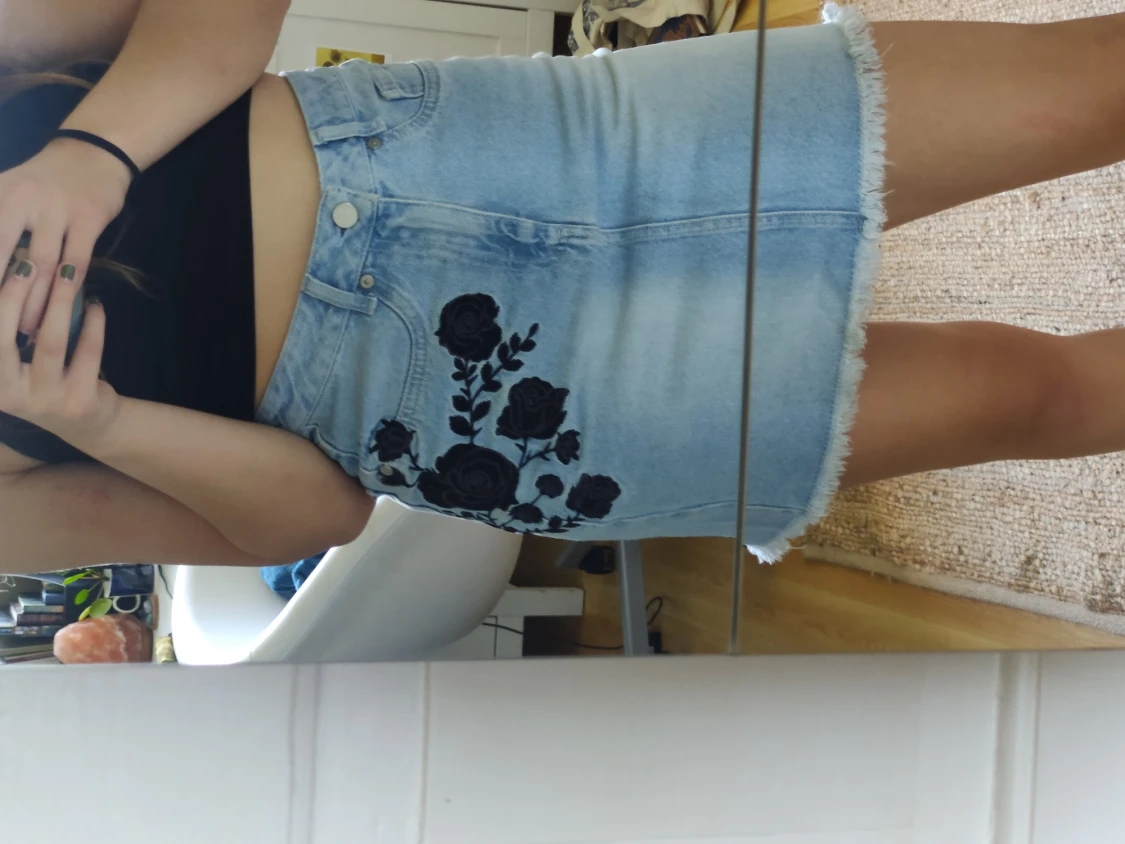 Kjol med blomdetalj - 90