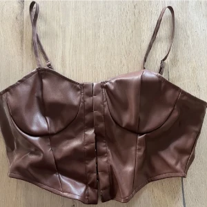 Korsett  - Fin korsett-topp i brun färg köpt på Shein. Det är storlek M men passar även en S. 
