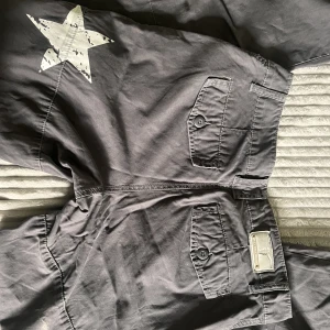 Cargo byxor - Sååå fina lågmidjade bootcut cargobyxor💕 Köpte de på plick för ett år sen men de är tyvärr för stora😫 De är i relativt bra skick förutom lite slitningar nere vid fötterna, kan skicka bild vid intresse💕