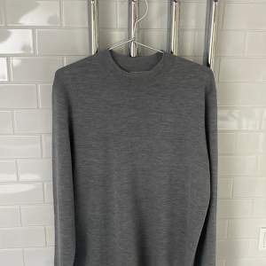 COS sweatshirt i riktigt fet grå färg. Lite tunnare material, väldigt clean tröja.
