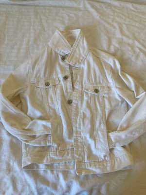 Zara Jensjacka - Säljer nu min Zara jeansjacka eftersom jag har aldrig använt den och den ligger bara i min garderob (den e skrynklig men man kan fixa det) bryr mig inte så mycket om priset