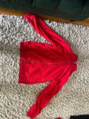 PALM ANGLES KOFTA SÄLSYNT - Palm angels kofta i nyskick aldrig använd  Den har koftan är sälsynt av Palm angels  