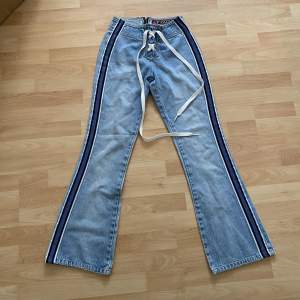 Vintage unika utsvängda jeans, perfekt skick. Midjan är mid och 35 cm rakt över och innerbenslängden ca 82 cm